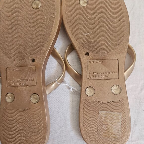 Beautiful NWOT Bronze Colored Joe Boxer Flip Flop with a Jewel Accent Size 7/8 - Picture 2 of 6